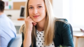 a-portrait-of-young-businesswoman-sitting-in-a-3SY89AP-min